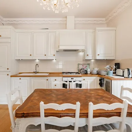 Truly Amazing 3 Bedrooms Center!! Daire