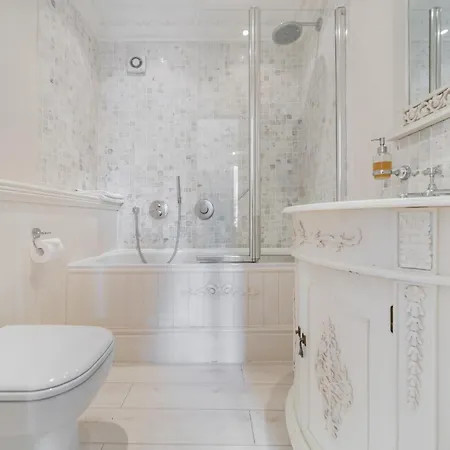 Truly Amazing 3 Bedrooms Center!! Daire