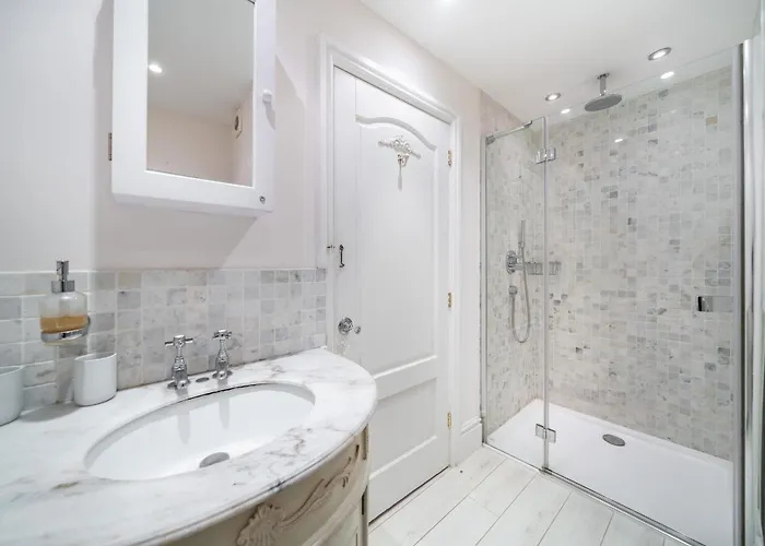 Truly Amazing 3 Bedrooms Center!! *