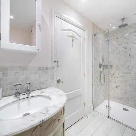 Truly Amazing 3 Bedrooms Center!! *