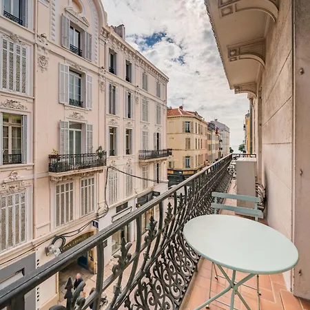 Truly Amazing 3 Bedrooms Center!! Apartamento